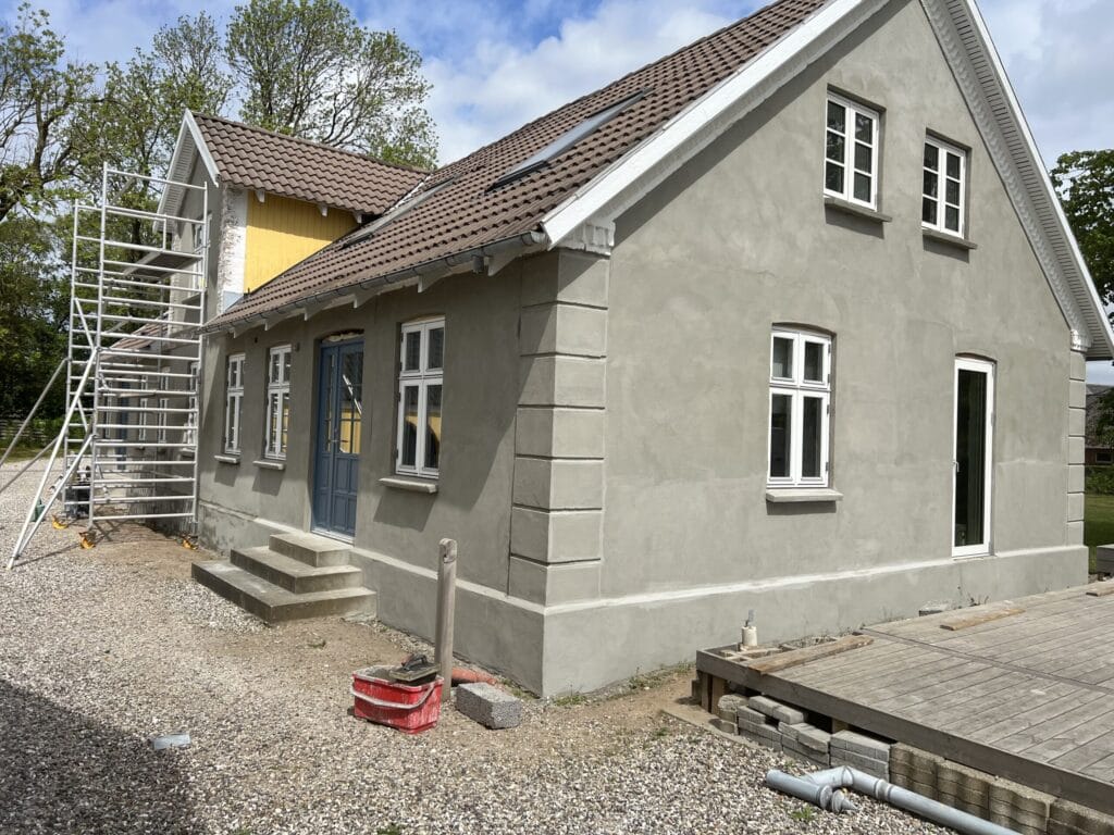 Renovering af hus med stillads og ny facade