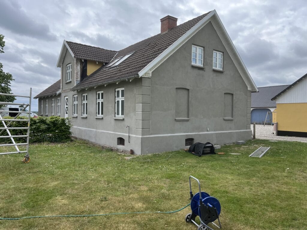 Renovering af grå hus med hvide vinduer